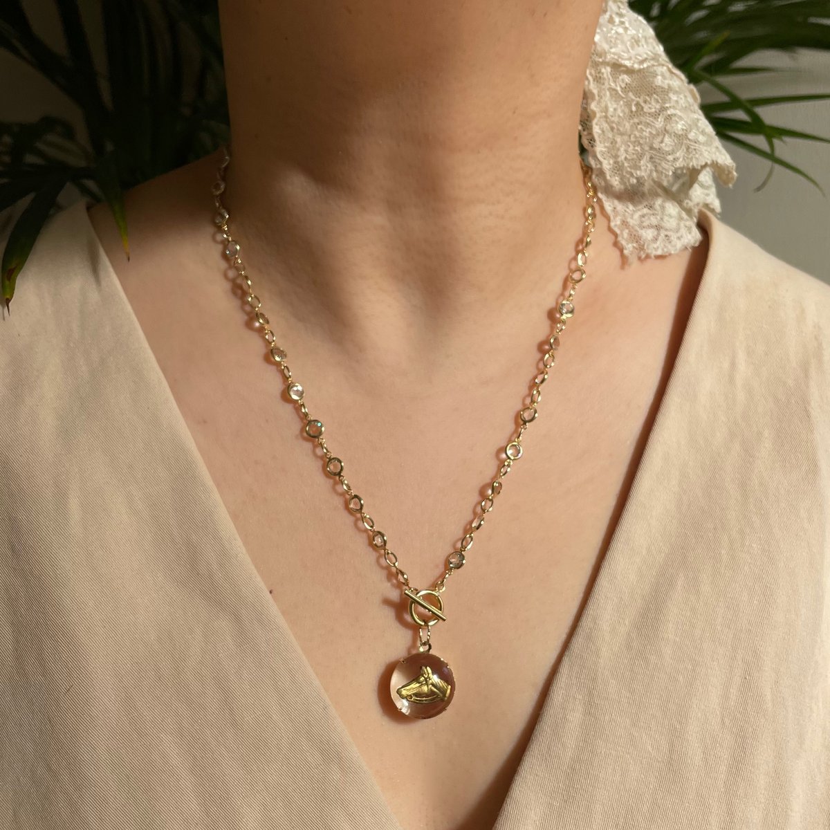 煌めくヴィンテージの馬モチーフと、スワロフスキークリスタルのお守り