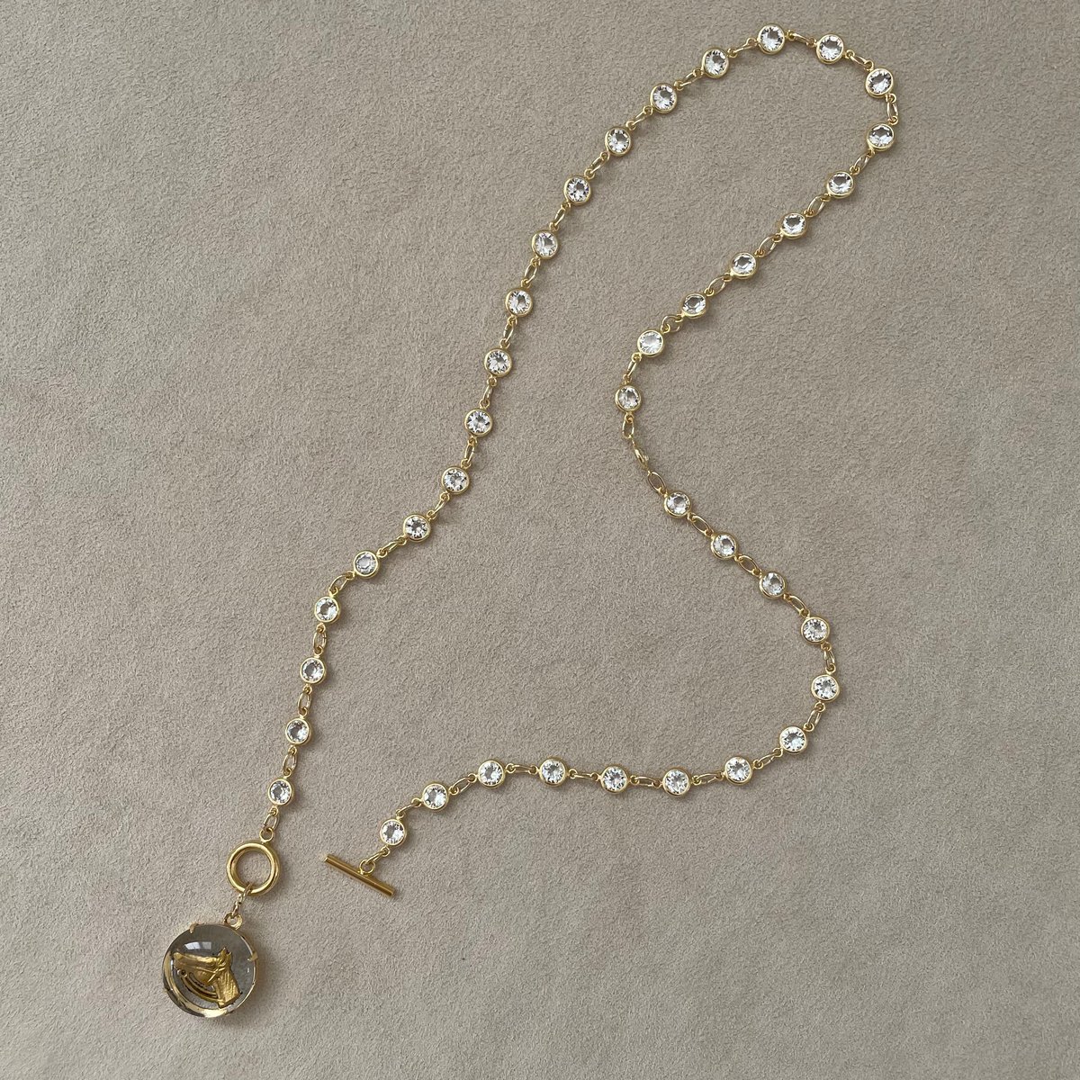 煌めくヴィンテージの馬モチーフと、スワロフスキークリスタルのお守り