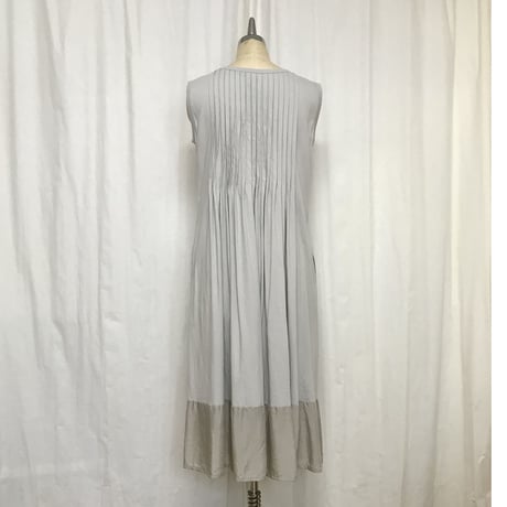 212K037   タックロングワンピース　B.アイスグレー