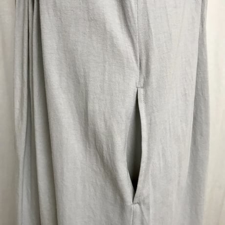 212K037   タックロングワンピース　B.アイスグレー