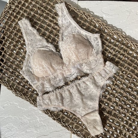 Lilac Bralette（パッド込み）｜Vanilla