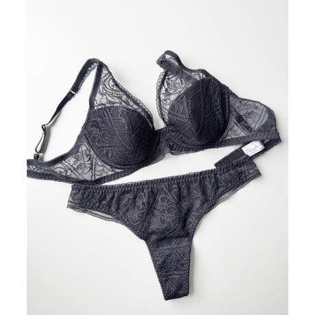Amary Thong｜Charcoal