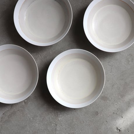 yumiko iihoshi porcelain　with 4　12 plate  ( beige )