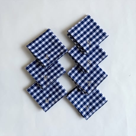 イニシャル刺繍ギンガムチェックの小さめハンカチ（NAVY*WHITE）