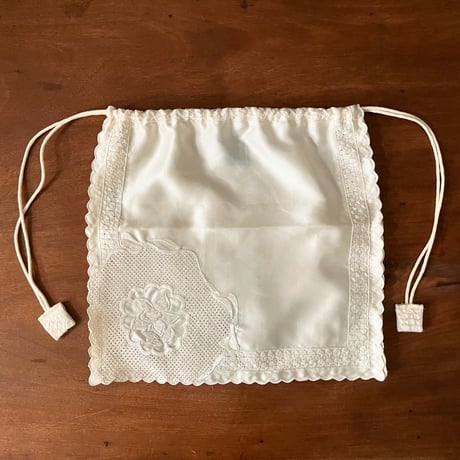 ヴィンテージシルク刺繍ハンカチのドローストリングバッグ（ポーチ）