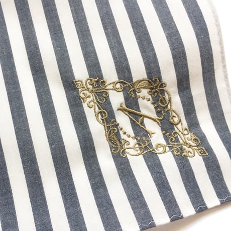 イニシャル刺繍ストライプのハンカチ（SLATENAVY*WHITE）