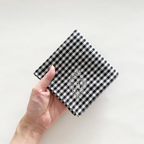 イニシャル刺繍ギンガムチェックのハンカチ（BLACK*WHITE）