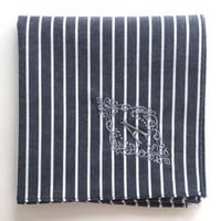 イニシャル刺繍ストライプのハンカチ（DARKNAVY*WHITE）
