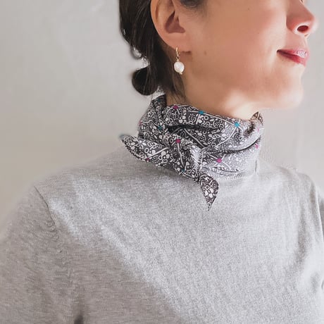 イタリア製ヴィンテージ生地のシルクスカーフ（GRAY * WHITE Floral ）