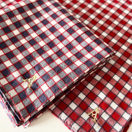 イニシャル刺繍ドビーギンガムチェックのハンカチ（RED）