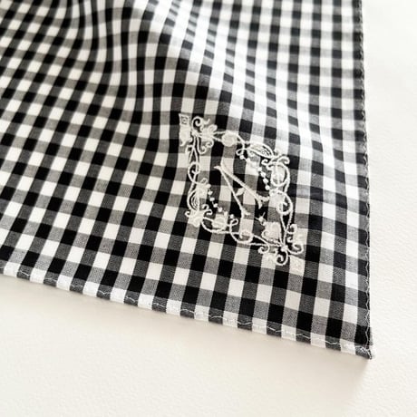 イニシャル刺繍ギンガムチェックのハンカチ（BLACK*WHITE）