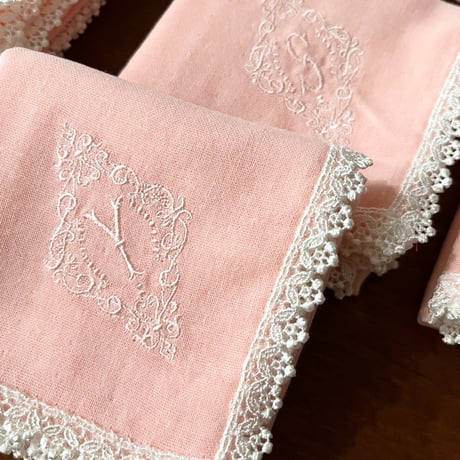 イニシャル刺繍ダブルガーゼレースミニハンカチ（PINK）