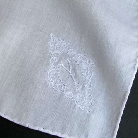 イニシャル刺繍ハンカチ（WHITE）