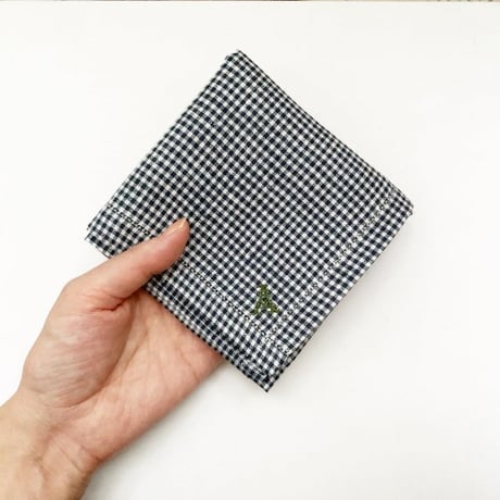 イニシャル刺繍フレンチリネンギンガムチェックのハンカチ（DARK NAVY）