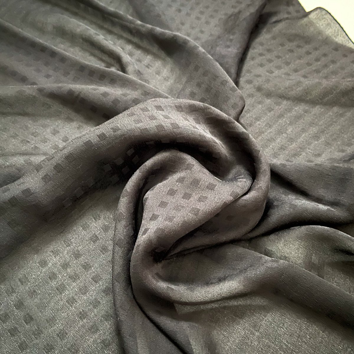 フランス製ヴィンテージ生地の大判シルクスカーフ（BLACK Square