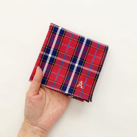 イニシャル刺繍チェックのハンカチ（RUBYRED*NAVY）