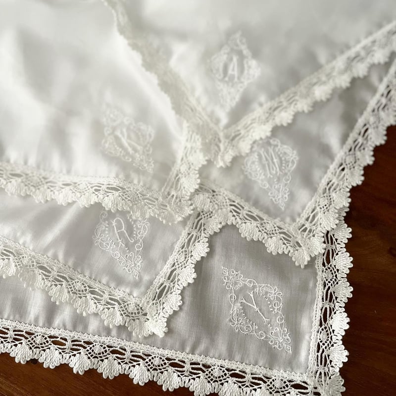 予約注文】イニシャル刺繍レースハンカチ（WHITE）※発送予定日は商品