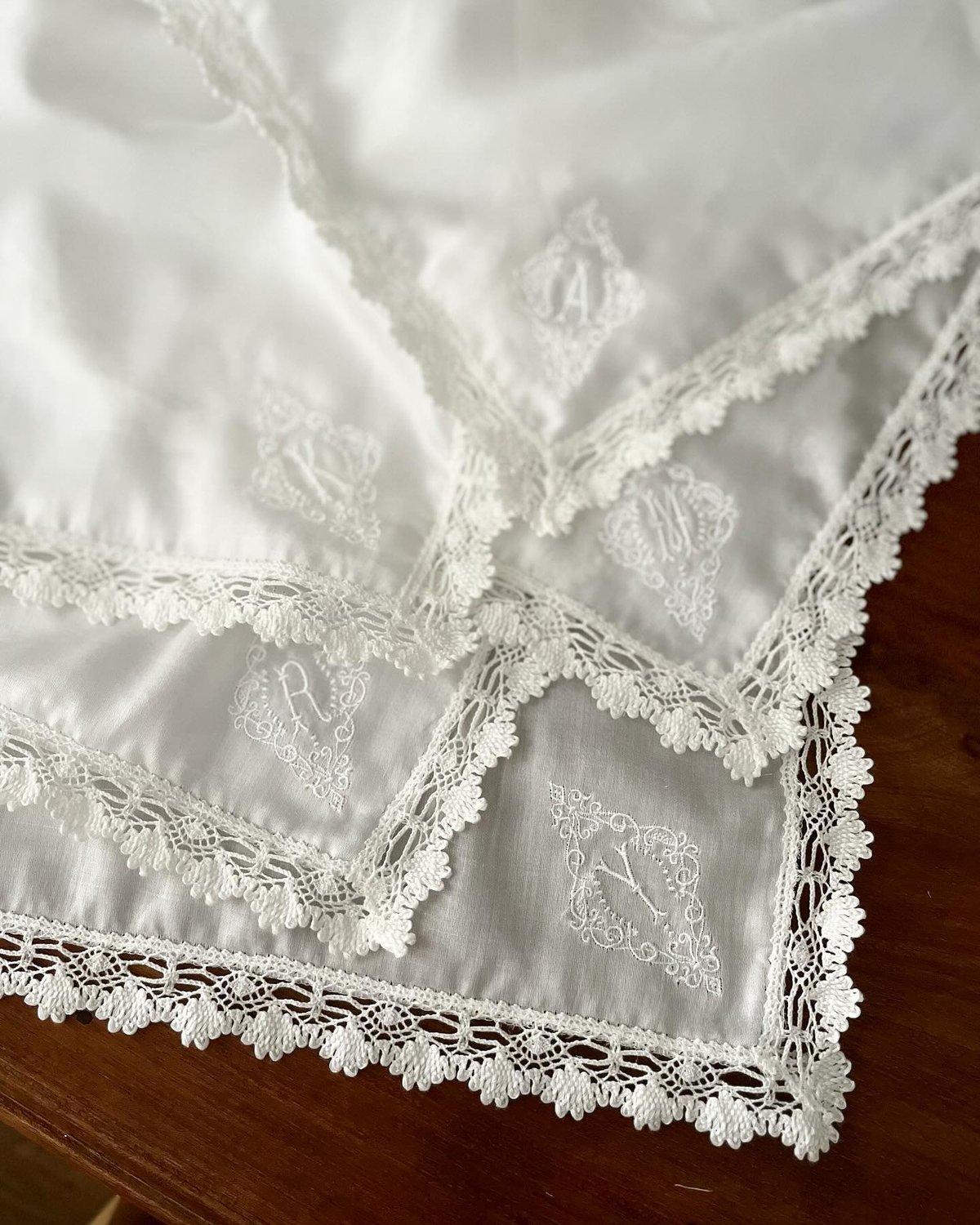 予約注文】イニシャル刺繍レースハンカチ（WHITE）※発送予定日は商品 