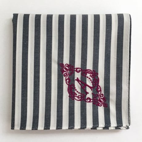 イニシャル刺繍ストライプのハンカチ（SLATENAVY*WHITE - PURPLE）