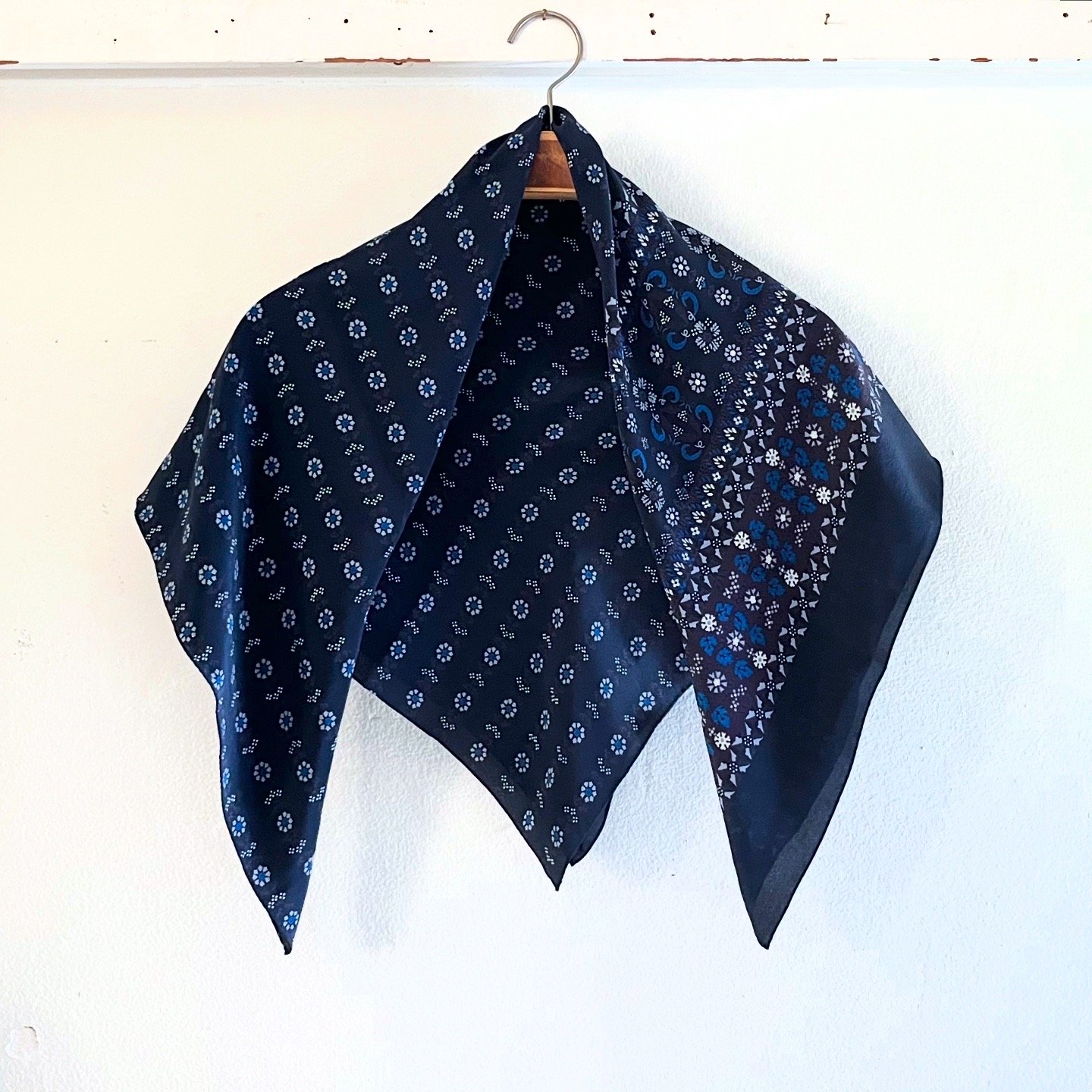 イタリア製ヴィンテージ生地のシルクスカーフ（NAVY Chinz