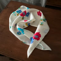 フランス製ヴィンテージ生地のシルクスカーフ（WHITE Floral） | SANDÉMEREEN