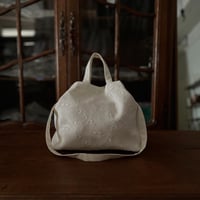 スイス製ヴィンテージ刺繍生地のショルダートートバッグ（WHITE * Botanical Flow Embroidery）