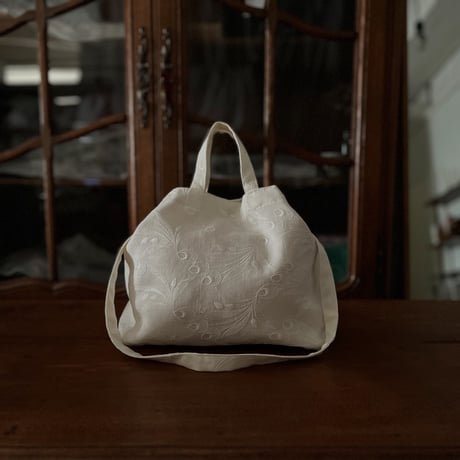 スイス製ヴィンテージ刺繍生地のショルダートートバッグ（WHITE * Botanical Flow Embroidery）