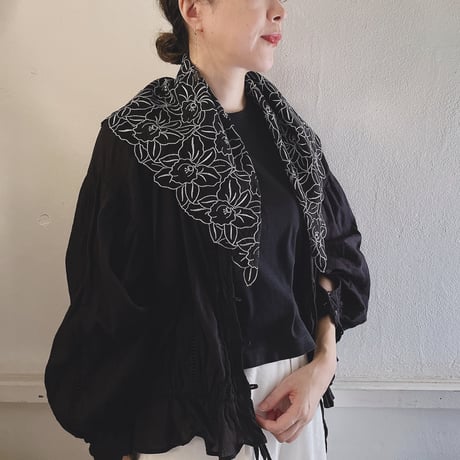 エンブロイダリーレースミニスカーフ（BLACK * WHITE Embroidery）