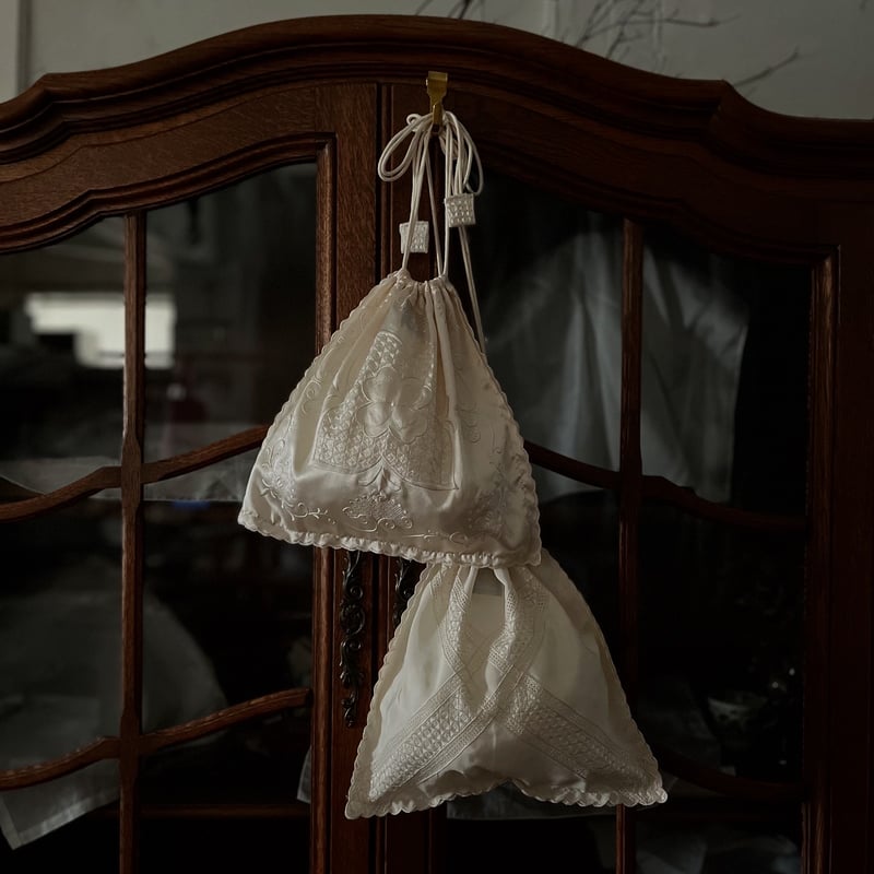 ヴィンテージシルク刺繍ハンカチのドローストリングバッグ（ポーチ