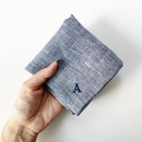 イニシャル刺繍リネンシャンブレーハンカチ（NAVY * NAVY）