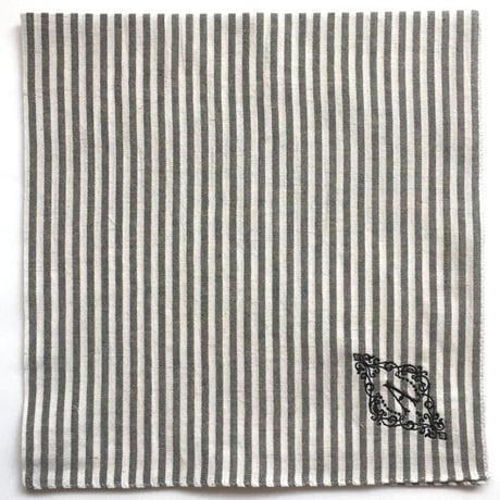 イニシャル刺繍ストライプのハンカチ（BLACK*ECRU - Black）
