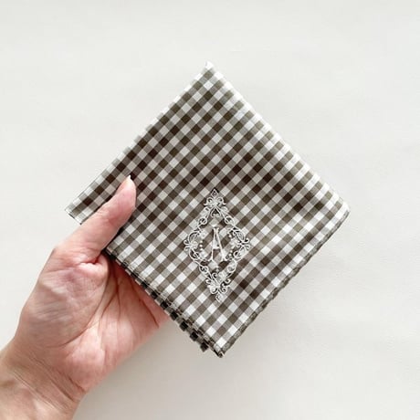 イニシャル刺繍ギンガムチェックのハンカチ（Kahki BROWN*WHITE）