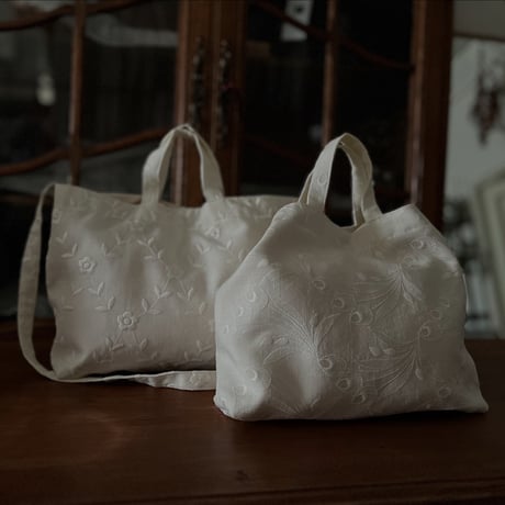 スイス製ヴィンテージ刺繍生地のショルダートートバッグ（WHITE * Botanical Flow Embroidery）