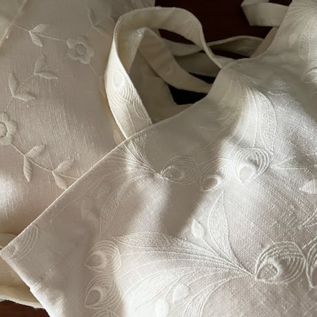 スイス製ヴィンテージ刺繍生地のショルダートートバッグ（WHITE * Botanical Flow Embroidery）