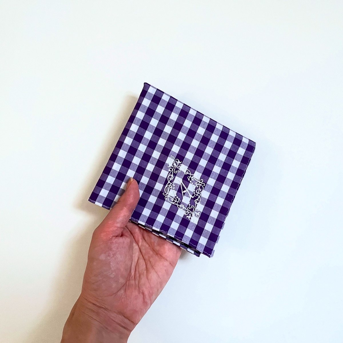 イニシャル刺繍ギンガムチェックのハンカチ（VIOLET*WHITE） | YLINUM