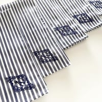 イニシャル刺繍ドビーストライプのハンカチ（WHITE*NAVY）