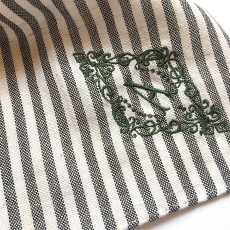 イニシャル刺繍ストライプのハンカチ（BLACK*ECRU - ForestGreen）