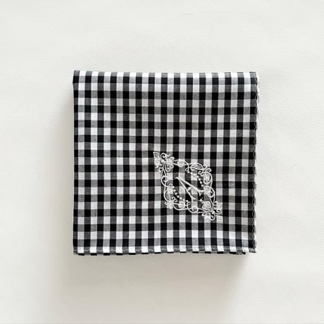 イニシャル刺繍ギンガムチェックのハンカチ（BLACK*WHITE）