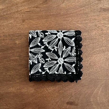 AOフローラルエンブロイダリーレースハンカチ（BLACK*IVORY）