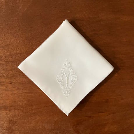 イニシャル刺繍ハンカチ（WHITE）