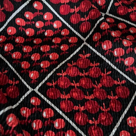 フランス製ヴィンテージ生地のシルクスカーフ（RED - Pomme sur Noir） | SANDÉMEREEN