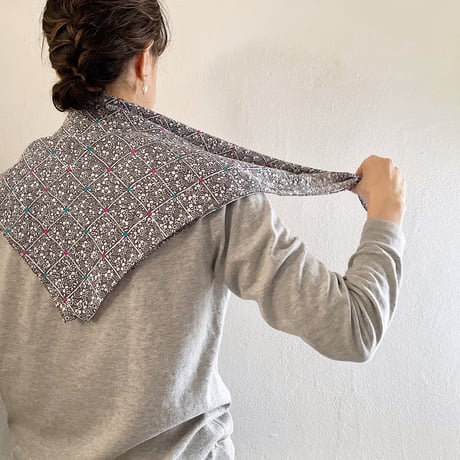 イタリア製ヴィンテージ生地のシルクスカーフ（GRAY * WHITE Floral ）