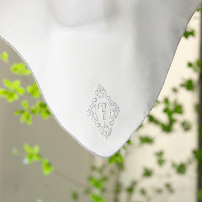 アンティーク イニシャル花文字刺繍 トライアングルスカラップリム