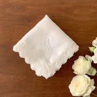 【予約注文】イニシャル刺繍レースハンカチ（WHITE）※発送予定日は商品説明をご確認ください / ブライダルハンカチ