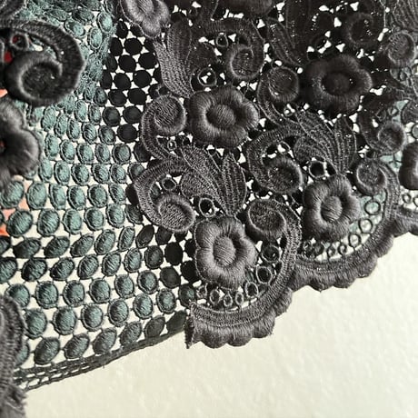 Ribbon Tie Vneck Lace VEST：スイス製ヴィンテージレース生地
