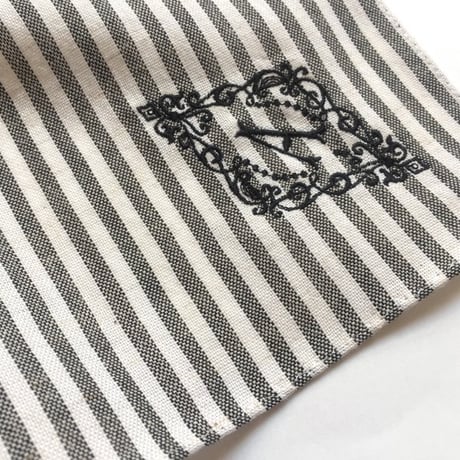 イニシャル刺繍ストライプのハンカチ（BLACK*ECRU - Black）