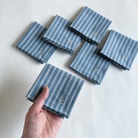 イニシャル刺繍ストライプの小さめハンカチ（SmokyBLUE*WHITE）