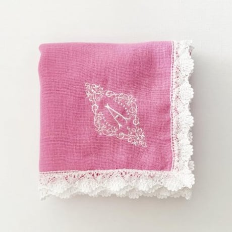 イニシャル刺繍ダブルガーゼレースハンカチ（PINK）