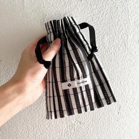 ドローストリングポーチ：ストライプエンブロイダリー（WHITE*BLACK）