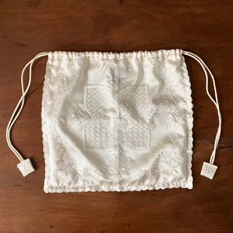 ヴィンテージシルク刺繍ハンカチのドローストリングバッグ（ポーチ）